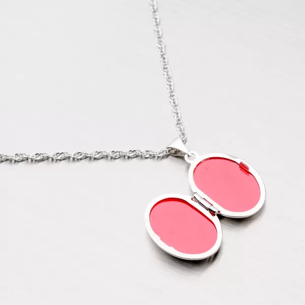 Medailonek z bílého zlata s gravírováním 197-0302