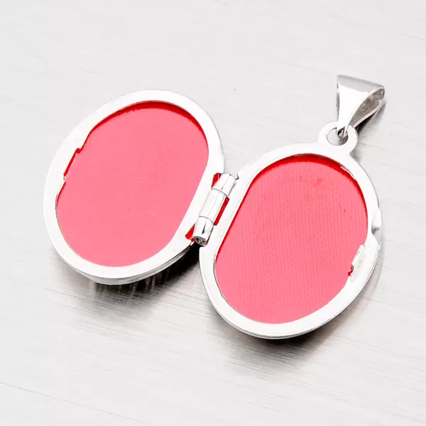 Medailonek z bílého zlata s gravírováním 197-0302