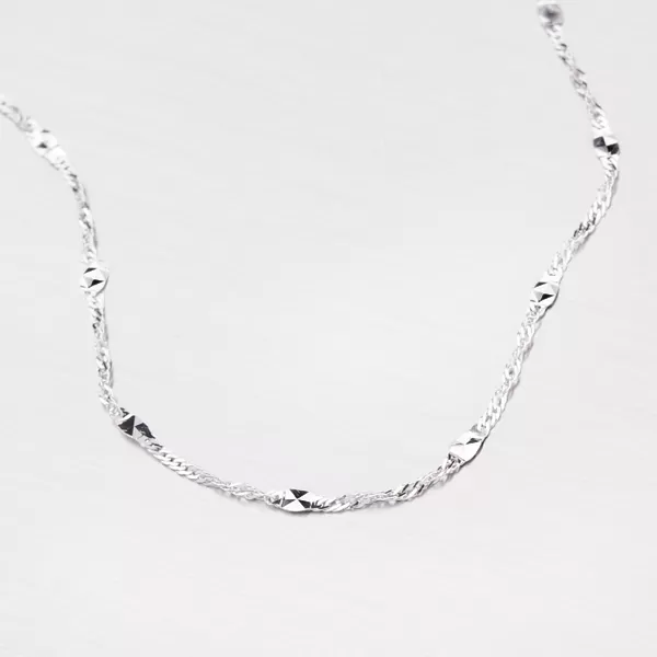 Zlatý řetízek zdobený gravírovanými plíškami 45-1703