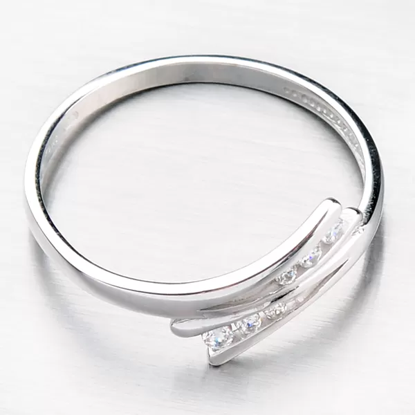 Zlatý prsten zdobený zirkony DZ1950-B