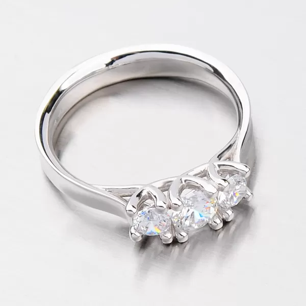 Elegantní zlatý prsten se zirkony DZ1924B