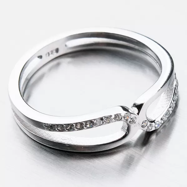 Stříbrný prsten se zirkony GST-11257