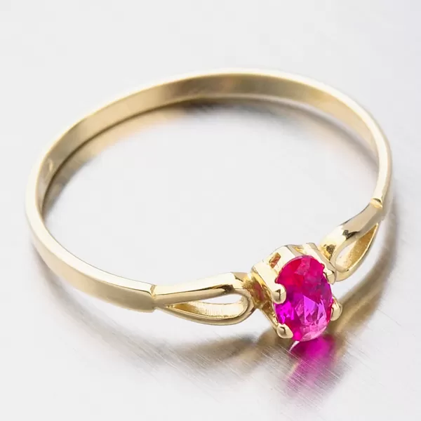 Zlatý prsten s oválným rubínem 681P-110046