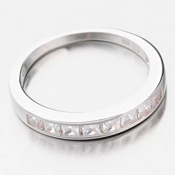 Stříbrný prsten se zirkony GST-11244