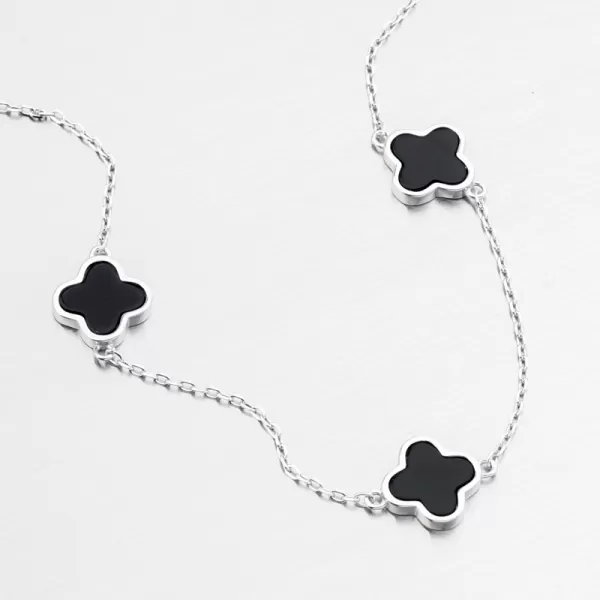 Stříbrný náramek s černými čtyřlístky PKL-4033