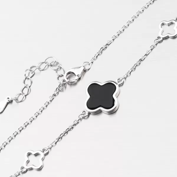 Stříbrný dámský náramek s černým čtyřlístkem PKL-4018