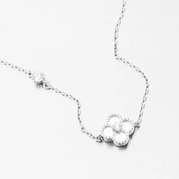 Stříbrný dámský náramek s perleťovým čtyřlístkem PKL-4016