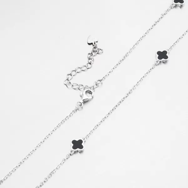 Stříbrný náramek s černými čtyřlístky PKL-4033